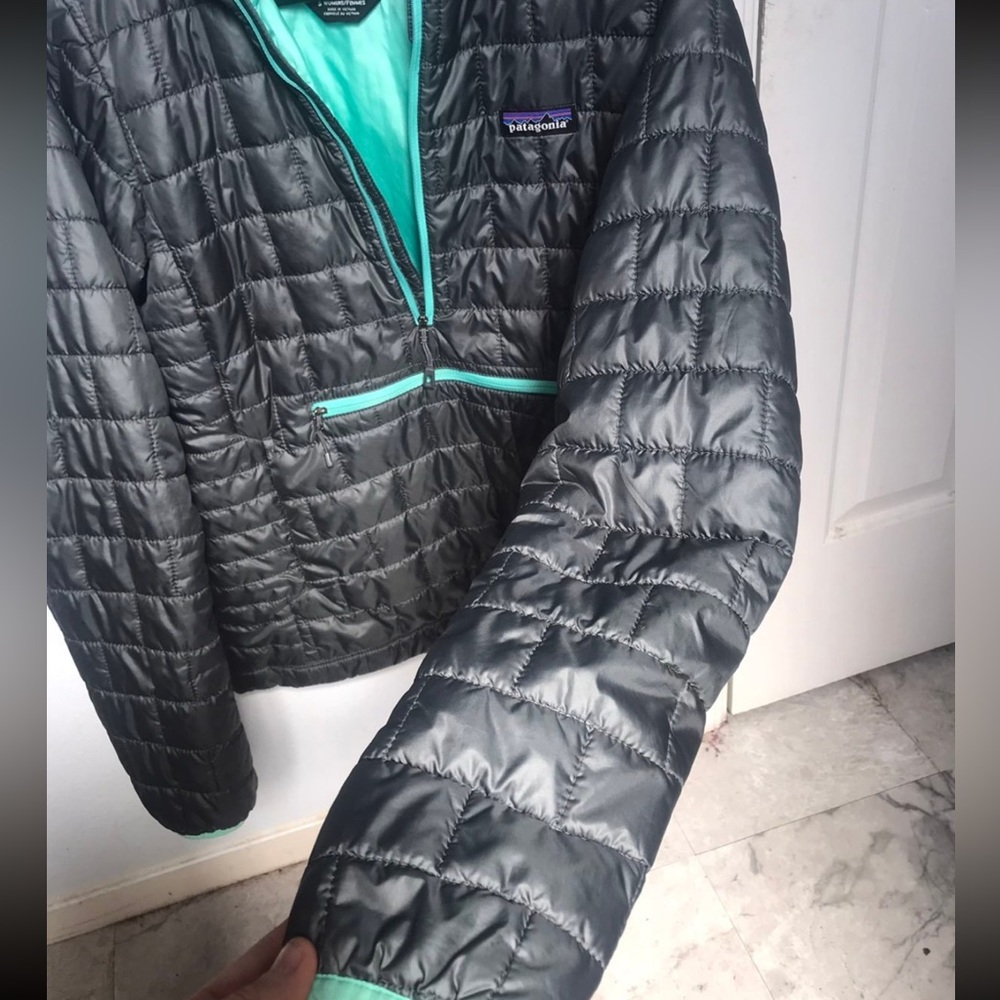 Patagonia Quilted Puffer Pullover Jacket in Black with Teal Lining - Picture 9 of 10